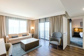 Suite, 1 cama King size, para no fumadores | Área de sala de estar | Televisión de pantalla plana de 55 pulgadas con canales por cable 