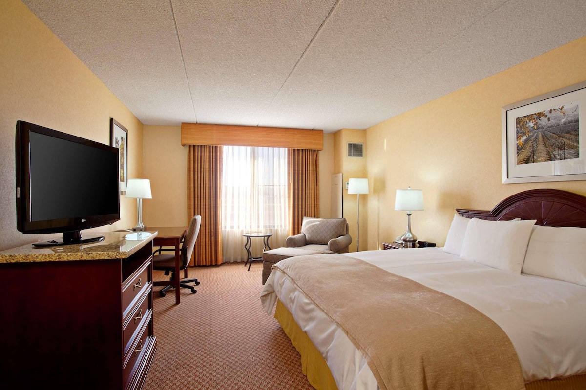 Desk, blackout drapes, iron/ironing board, free WiFi