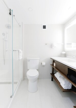 Habitación, 1 cama King size, para no fumadores | Escritorio, cortinas blackout y tabla de planchar con plancha 