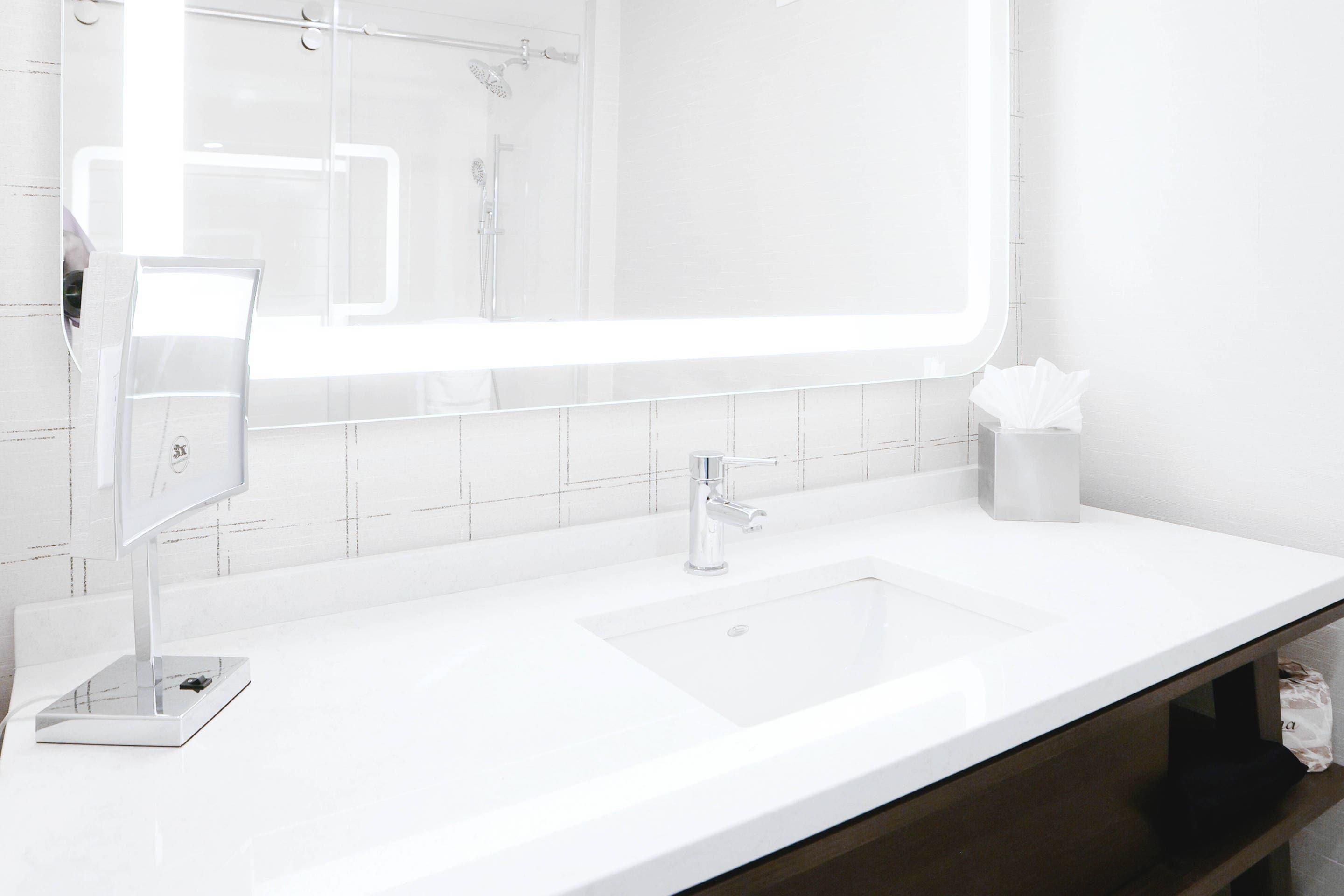 Room, 1 King Bed, Non Smoking | Desk, blackout drapes, iron/ironing board, free WiFi