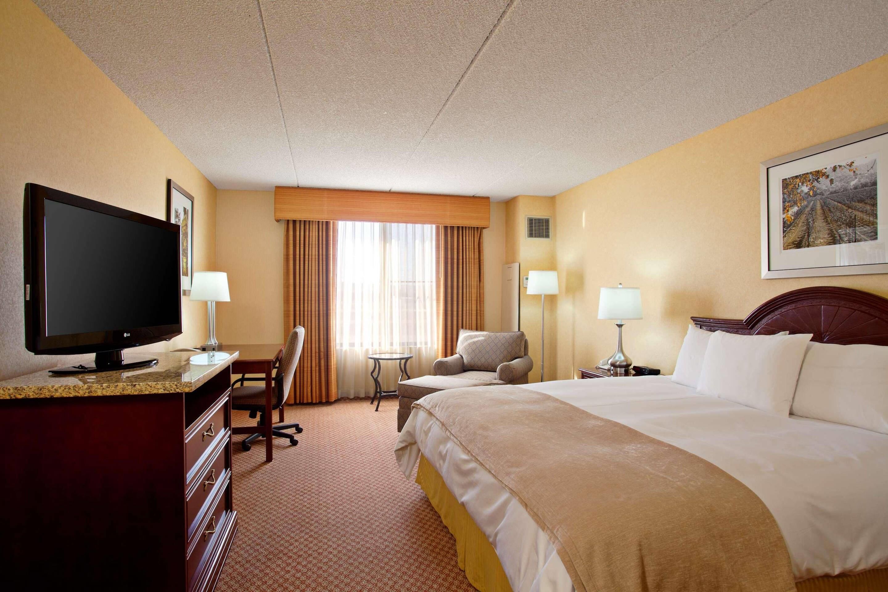 مكتب وستائر تعتيم ومكواة/لوح كي وواي فاي مجانًا