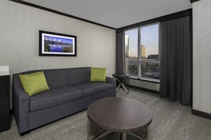 Studio Suite, 1 King Bed | Hypo-allergenic bedding, down duvets, in-room safe, desk - Hilton Vancouver Metrotown (Burnaby)