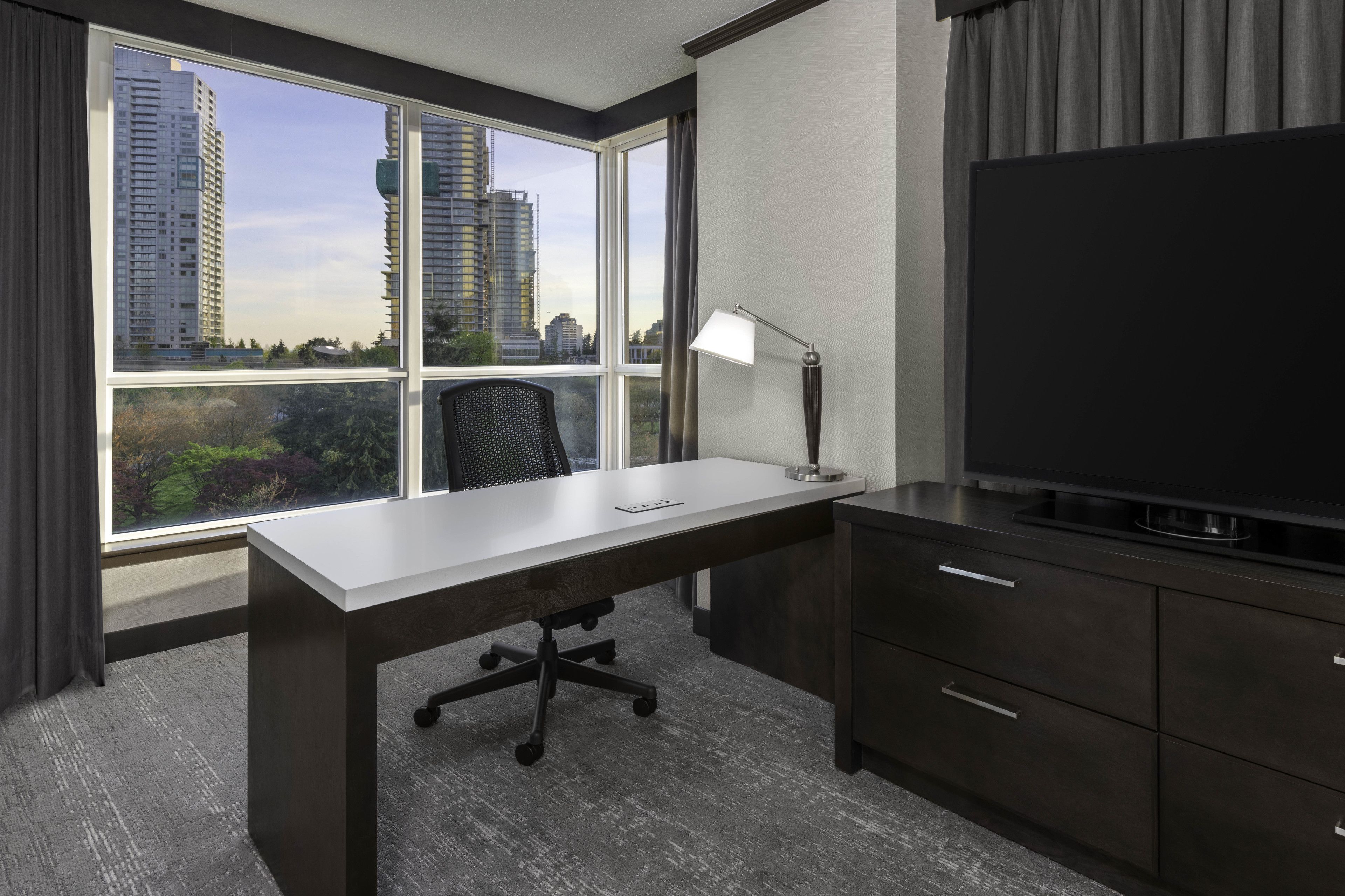 studio suite, 1 king bed | 1 bedroom, hypo-allergenic bedding, down duvets, in-room safe