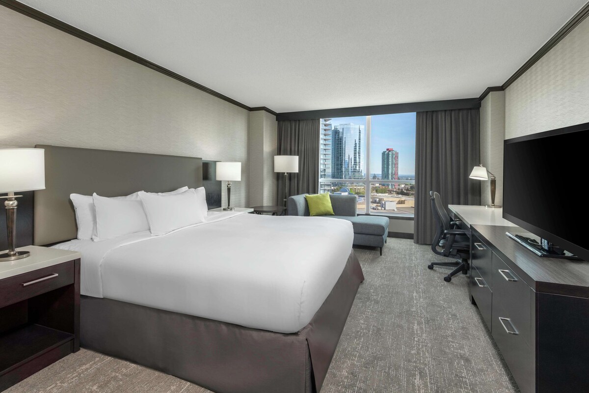 Deluxe Room, 1 King Bed (High Floor) | Hypo-allergenic bedding available, down comforters, in-room safe, desk