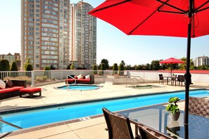 Una piscina al aire libre (de 06:00 a 22:00), tumbonas