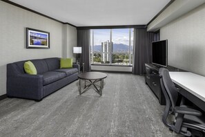 Hypo-allergenic bedding, down comforters, in-room safe, desk