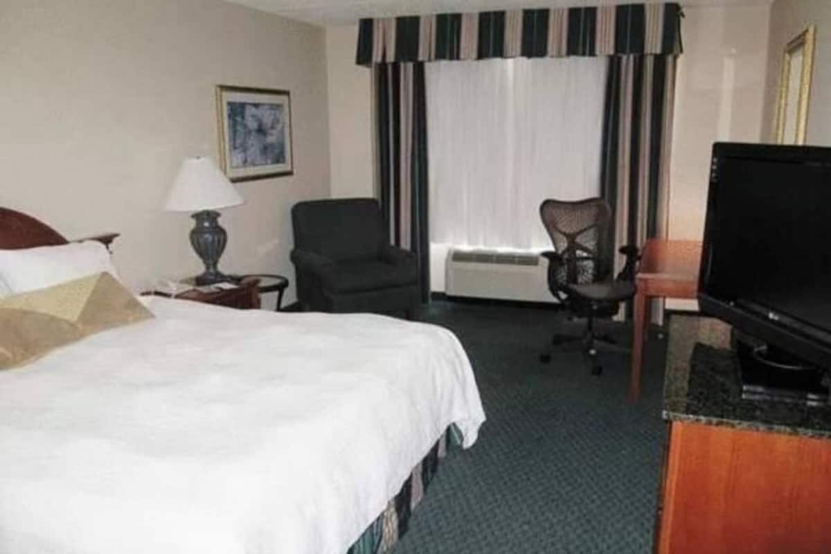 مكتب وستائر تعتيم ومكواة/لوح كي وأسرّة أطفال/رضّع