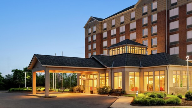 A multi-story hotel with a covered entrance and large windows. - Hilton Garden Inn Cleveland Airport (Cleveland)