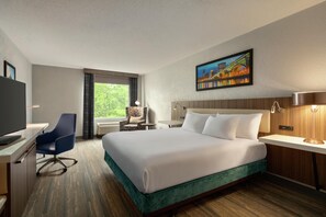 Desk, blackout drapes, iron/ironing board, cribs/infant beds - Hilton Garden Inn Cleveland Airport (Cleveland)