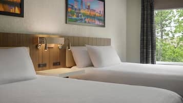 Chambre, 2 grands lits | Bureau, rideaux d’obscurcissement, fer et planche à repasser