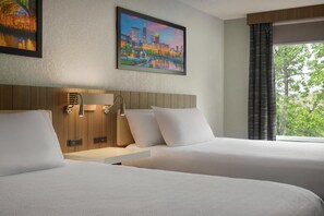 Desk, blackout drapes, iron/ironing board, cribs/infant beds - Hilton Garden Inn Cleveland Airport (Cleveland)