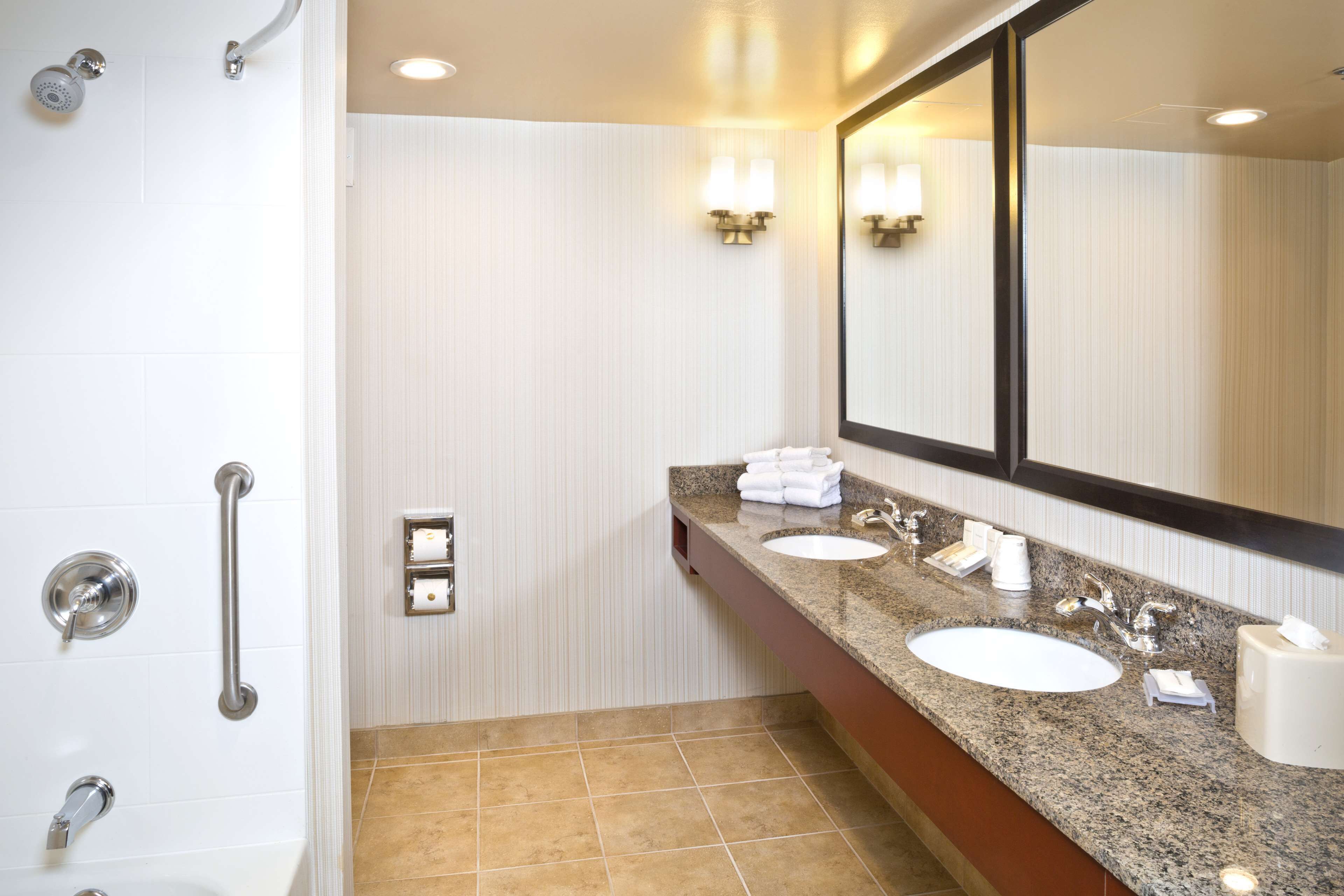 king evolution room | bathroom | combined shower/bathtub, free toiletries, hair dryer, towels