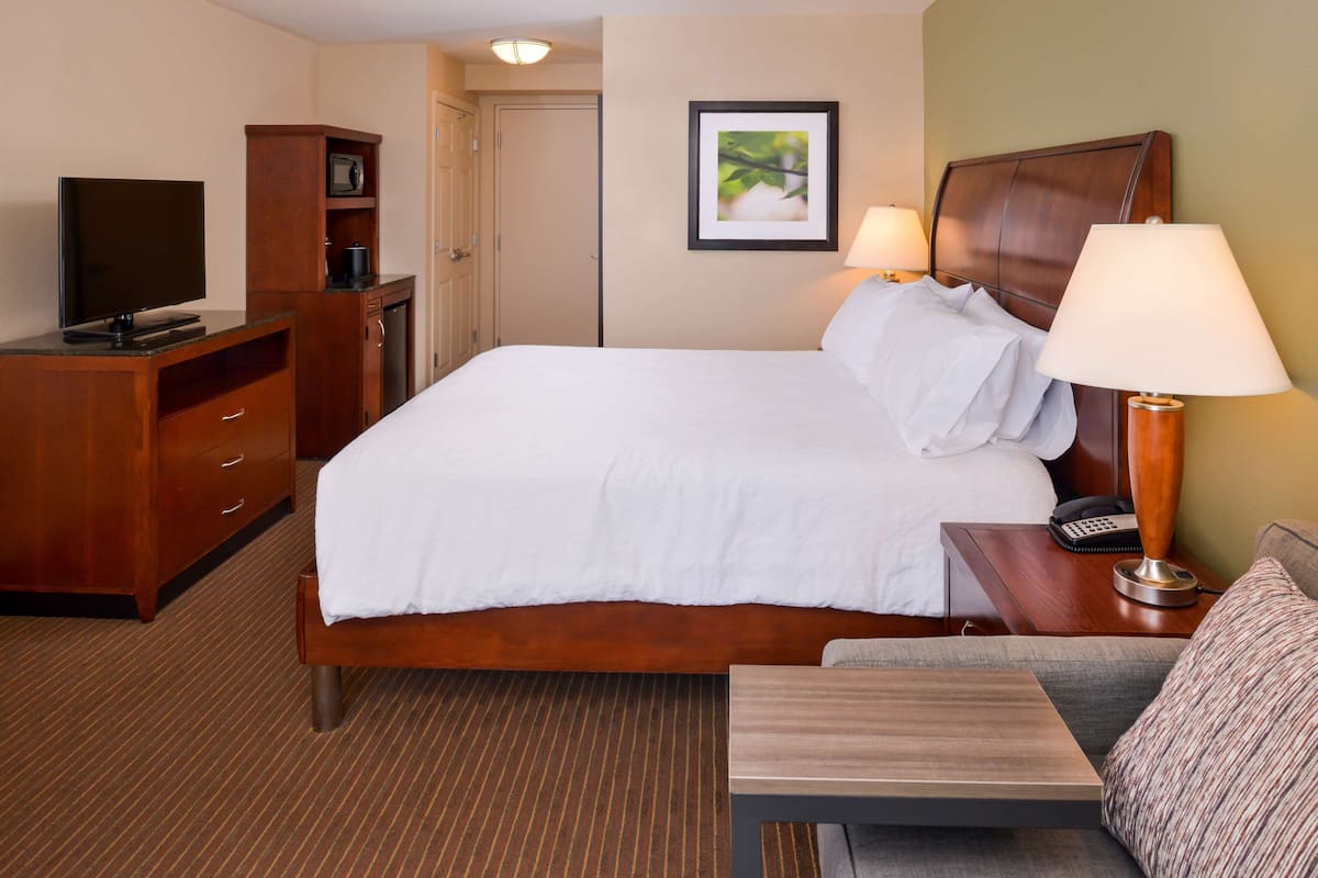 Premium bedding, iron/ironing board, free cribs/infant beds