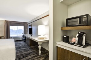 Premium bedding, in-room safe, iron/ironing board, free WiFi