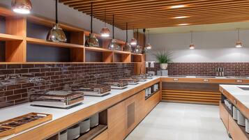 Una cocina moderna con estantes de madera, luces colgantes y un respuesto de azulejos.