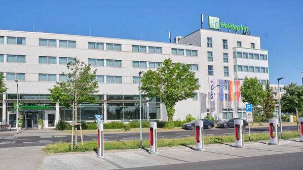 Experience the comfort of this hotel, featuring a flat roof and electric vehicle charging stations for a sustainable stay.