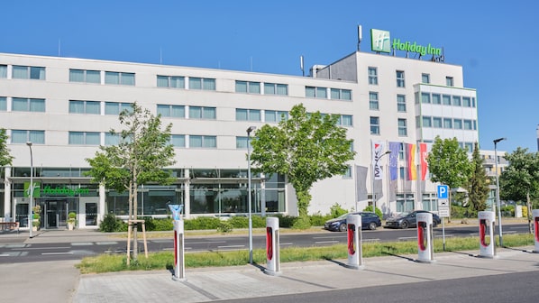 Experience the comfort of this hotel, featuring a flat roof and electric vehicle charging stations for a sustainable stay.