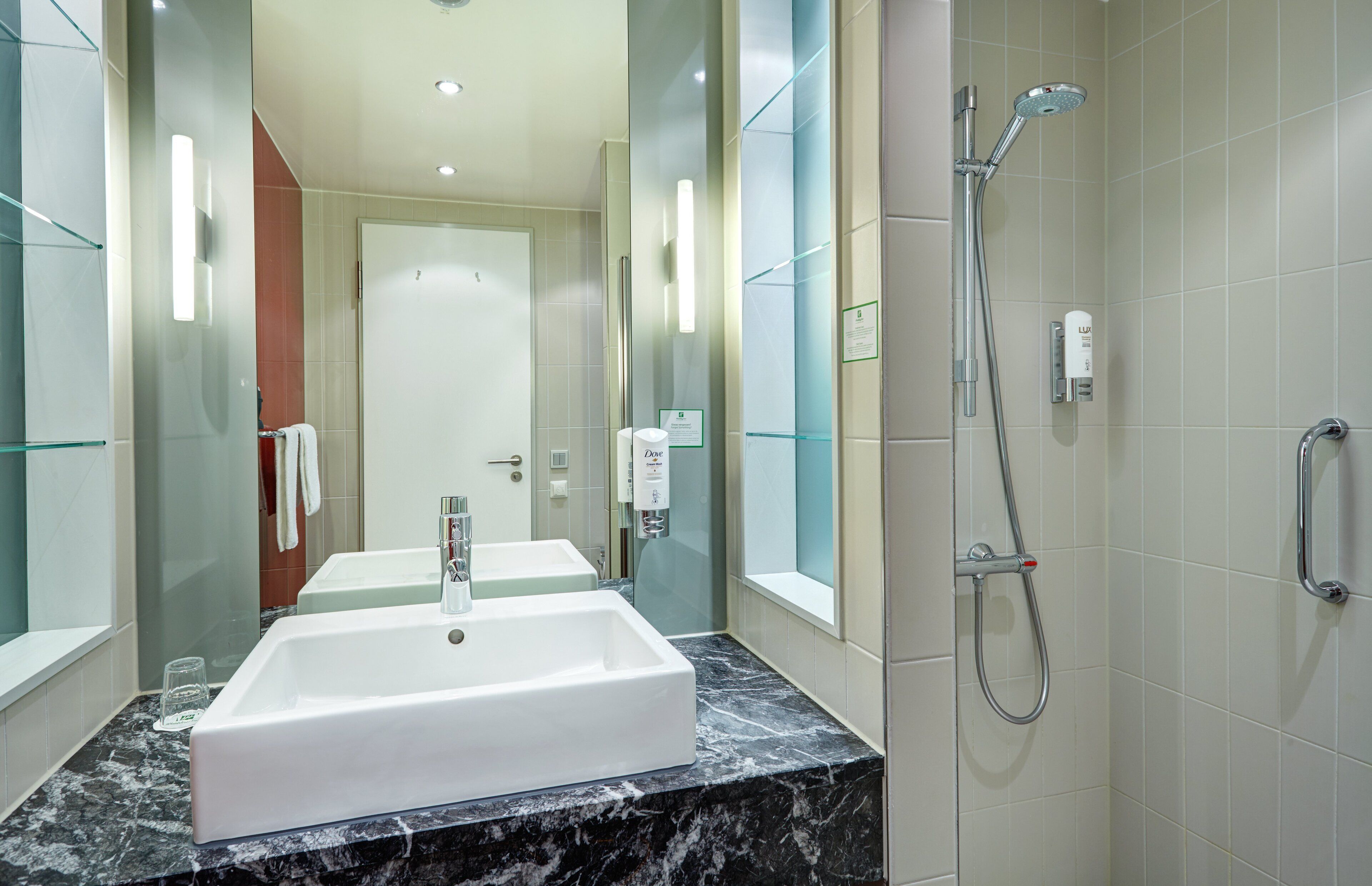 combined shower/bathtub, hair dryer, towels