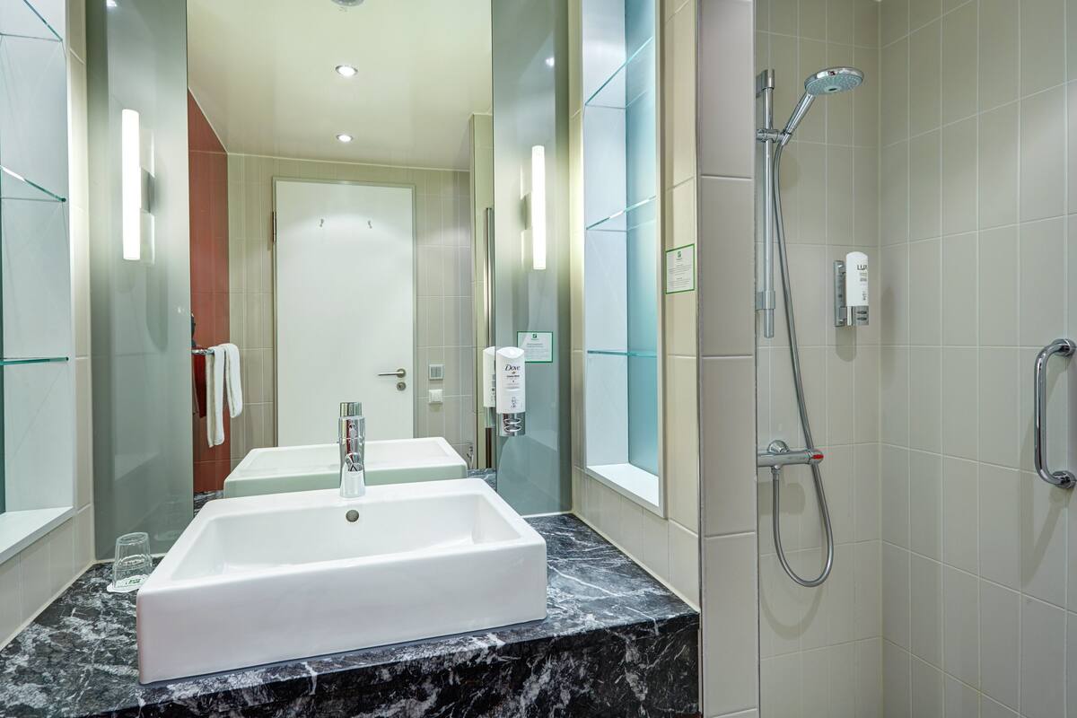 combined shower/bathtub, hair dryer, towels