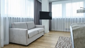 Suite, 1 King Bed | Desk, blackout drapes, soundproofing, iron/ironing board