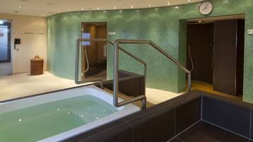 Sauna, steam room