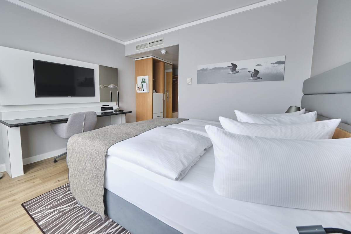 1 bedroom, desk, blackout curtains, soundproofing