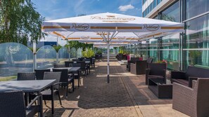 Breakfast and dinner served, al fresco dining 