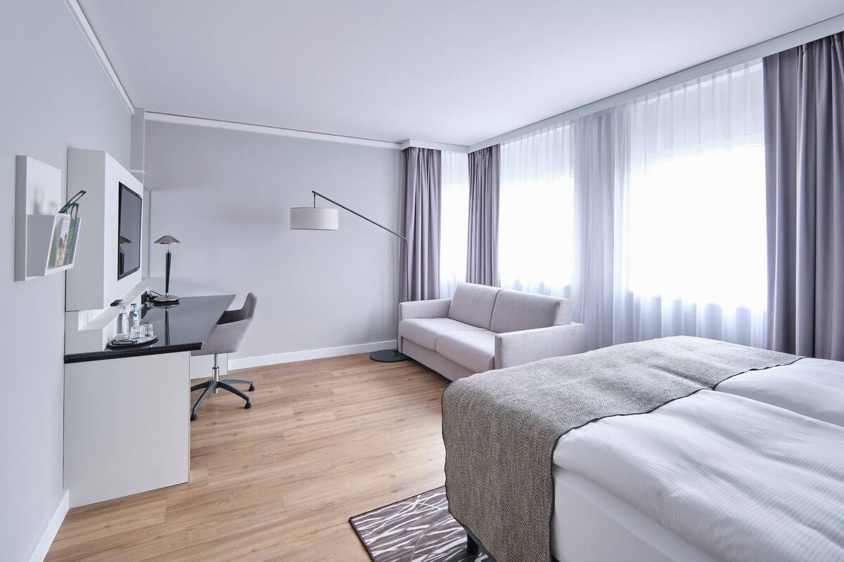 premium room, 1 king bed | 1 bedroom, desk, blackout curtains, soundproofing