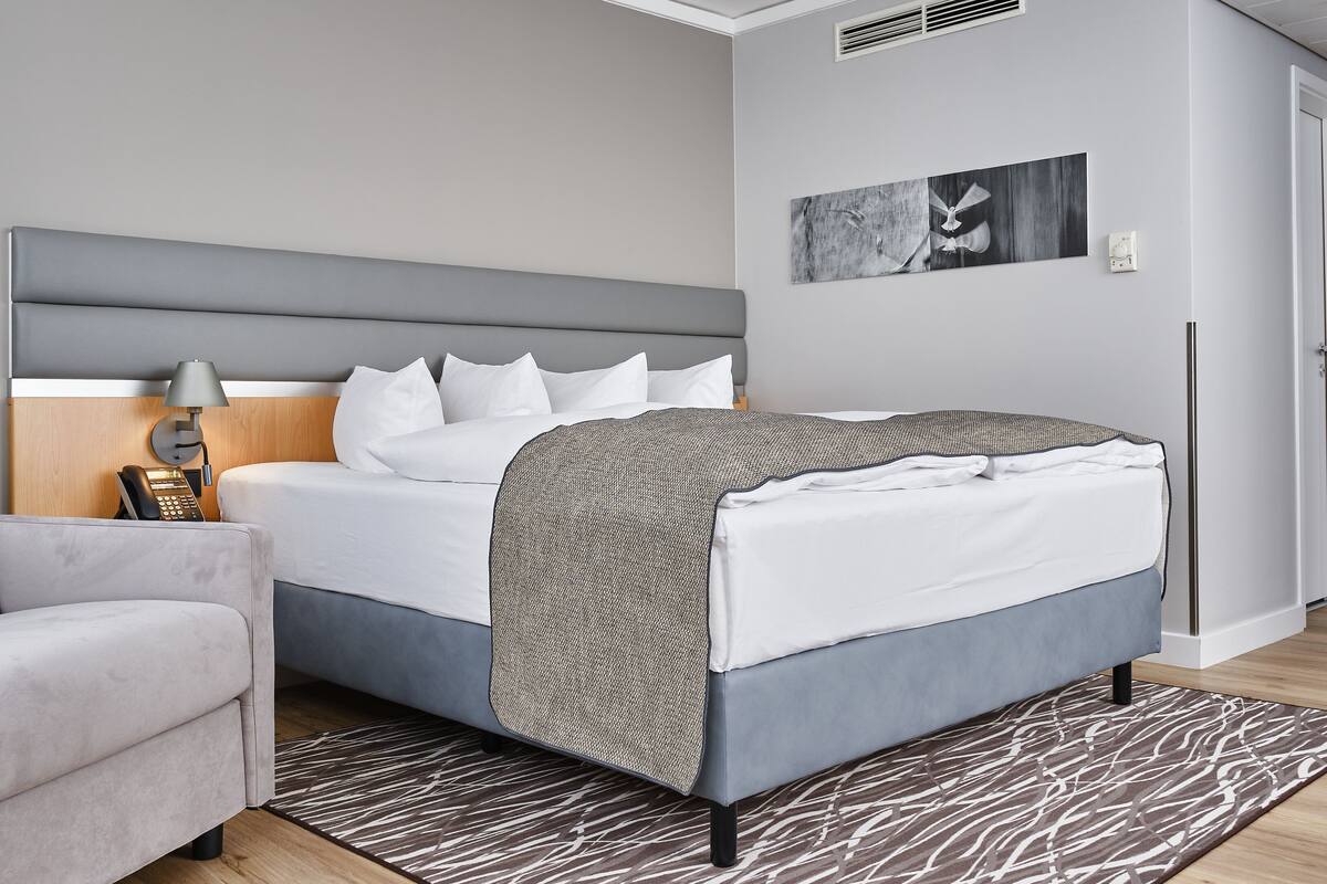 suite, 1 king bed | 1 bedroom, desk, blackout curtains, soundproofing