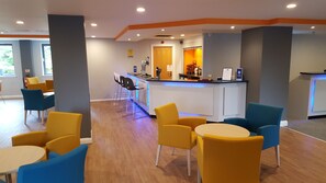 Bar (on property) - Holiday Inn Express Birmingham - Castle Bromwich by IHG (Birmingham)