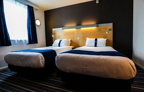 Standard Room, 2 Twin Beds | 1 bedroom, in-room safe, desk, free cribs/infant beds