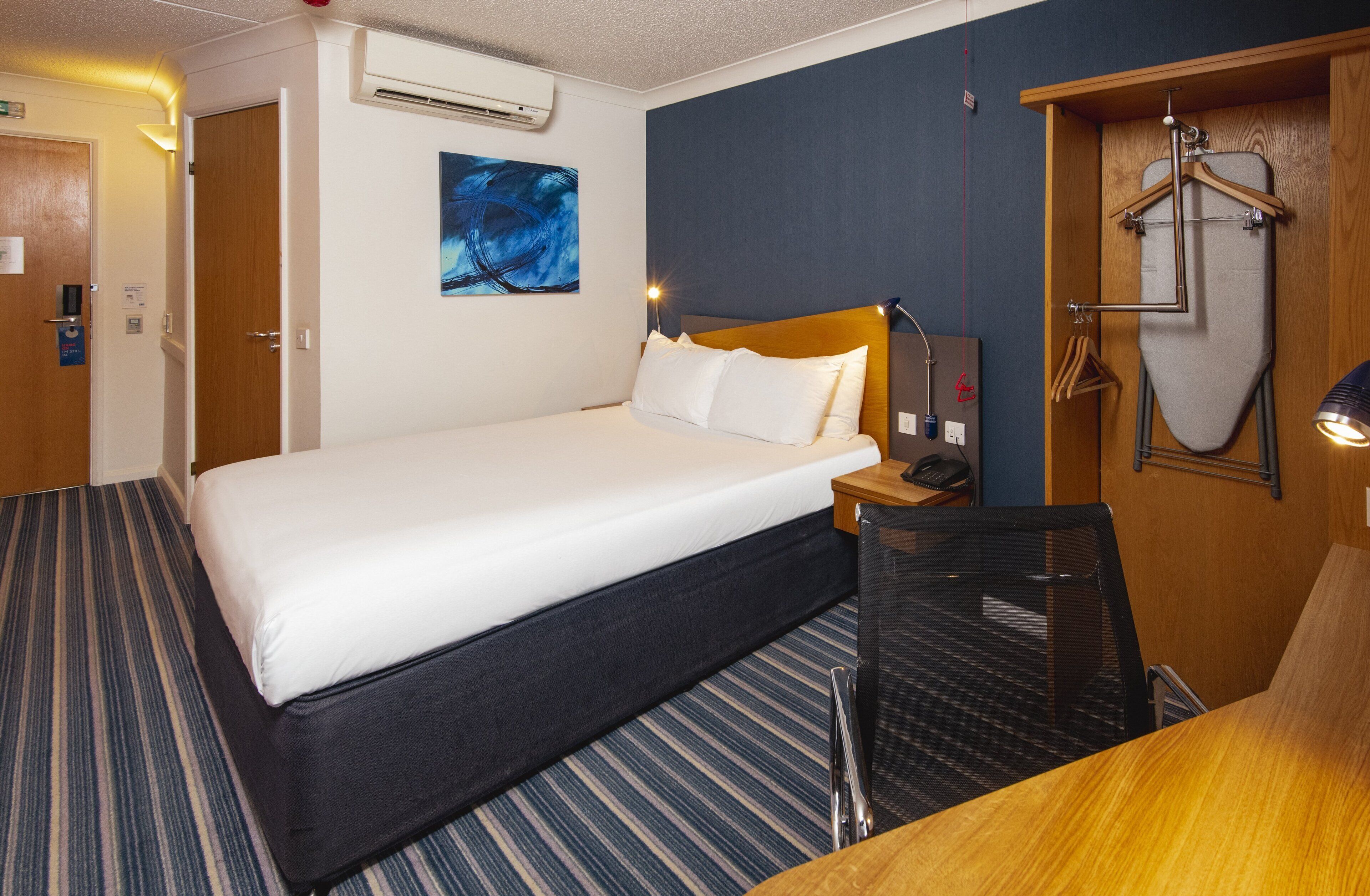 room, 1 double bed, accessible (with free hot breakfast) | 1 bedroom, in-room safe, desk, iron/ironing board