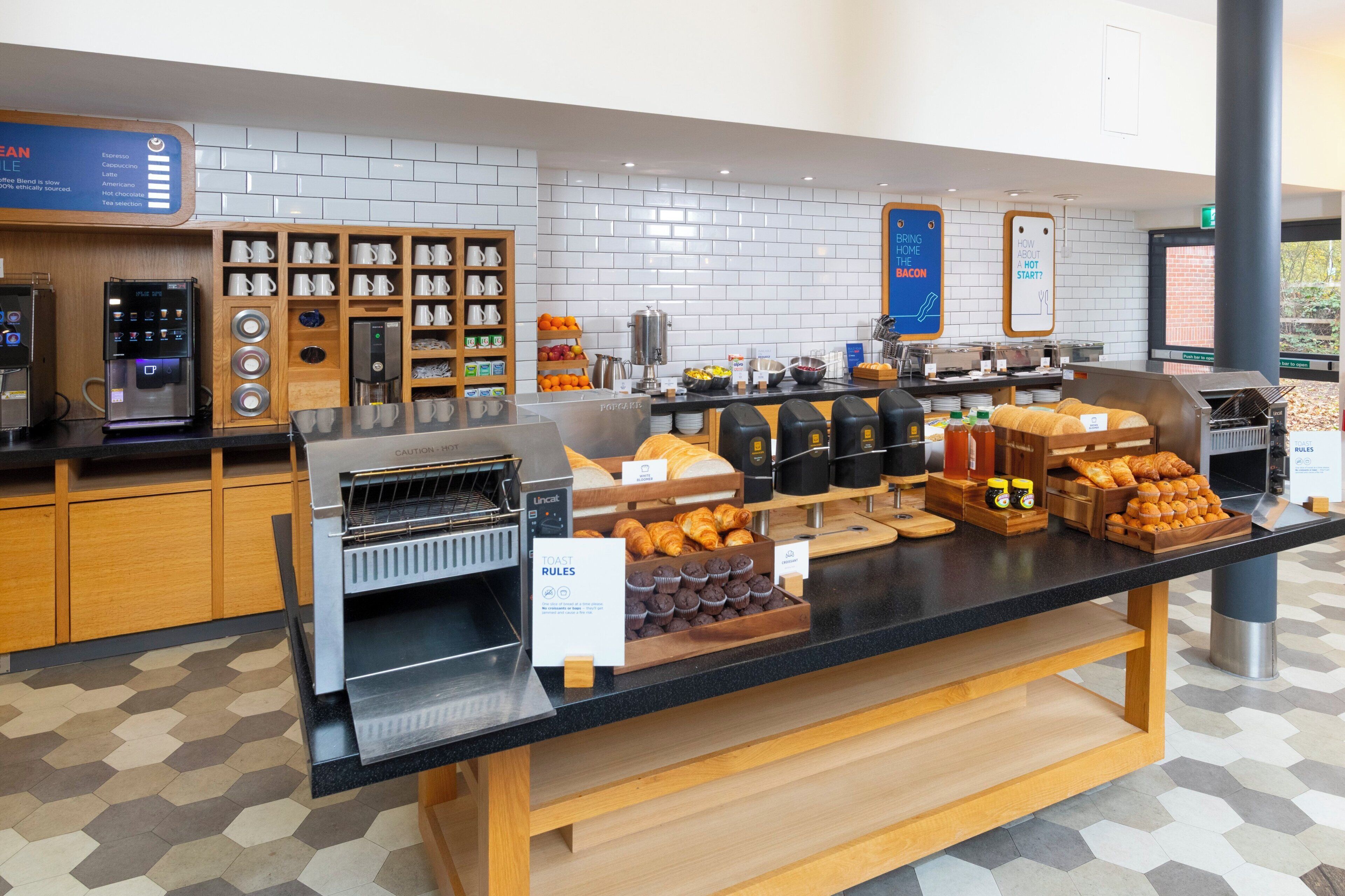 Un buffet de petit-déjeuner proposant une variété d’aliments et une machine à café.