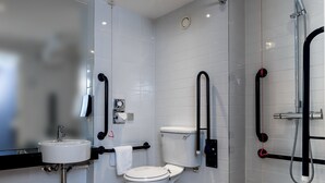 Ein modernes Badezimmer mit Toilette, Waschbecken und Dusche.