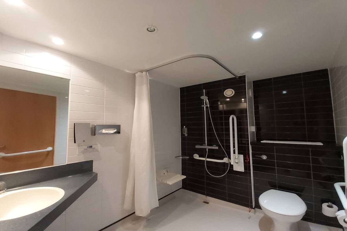 shower, free toiletries, hair dryer, towels