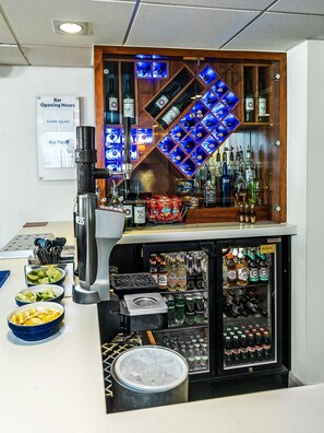 供应早餐、午餐和晚餐