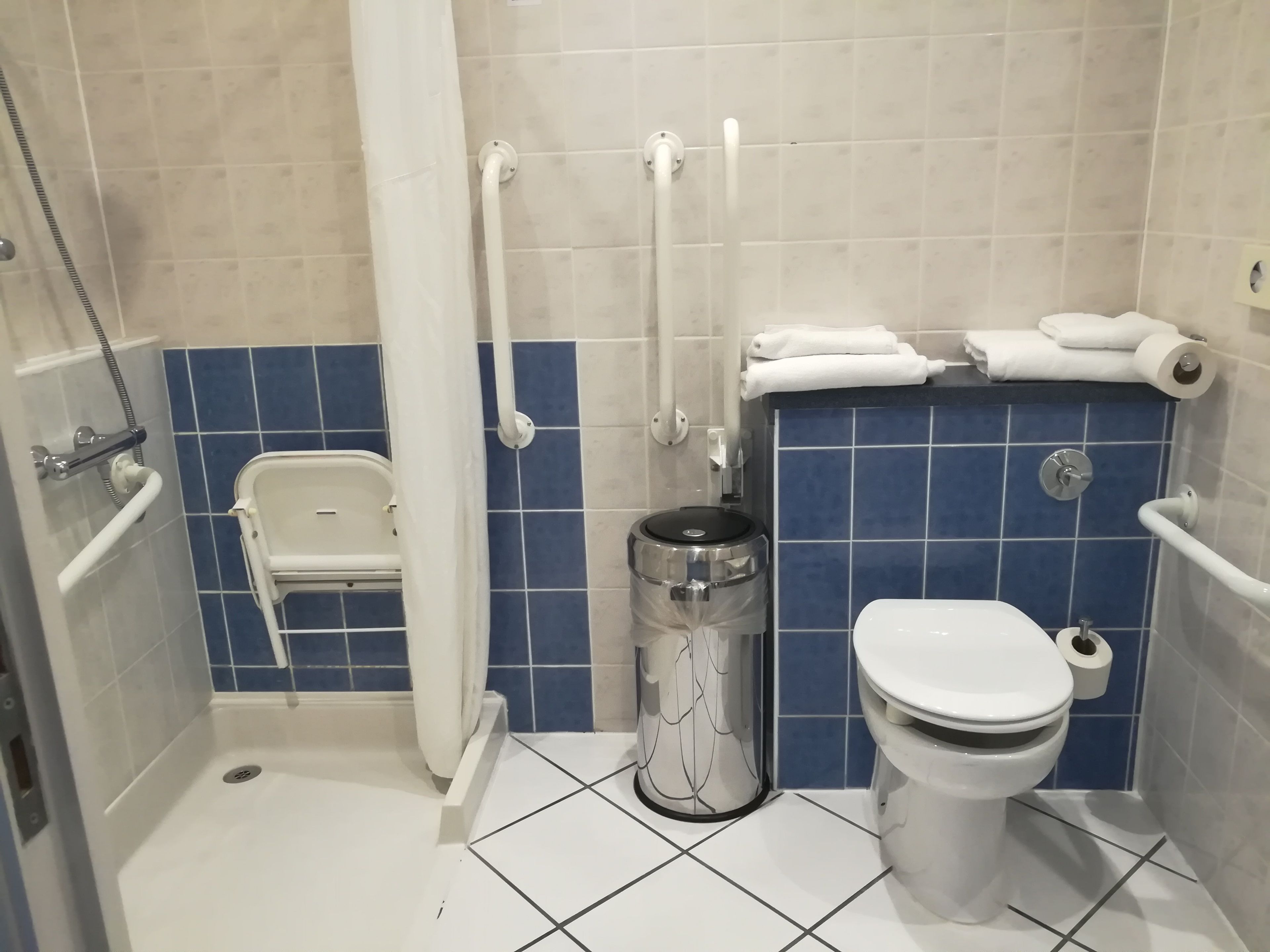Une petite salle de bain comprenant des toilettes, un bidet et une poubelle.