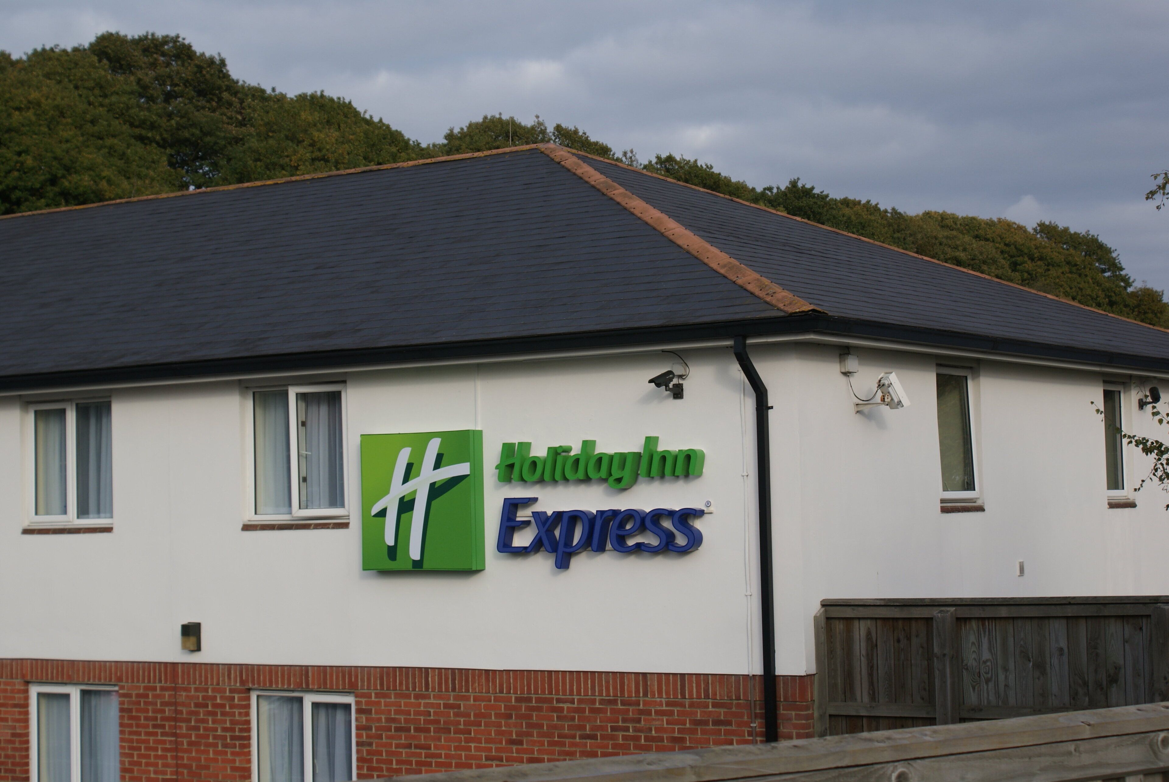 Un edificio con el letrero de Holiday Inn Express.