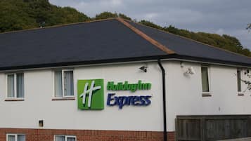 Un edificio con el letrero de Holiday Inn Express.