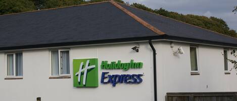 Un bâtiment sur lequel on peut voir une enseigne « Holiday Inn Express ».