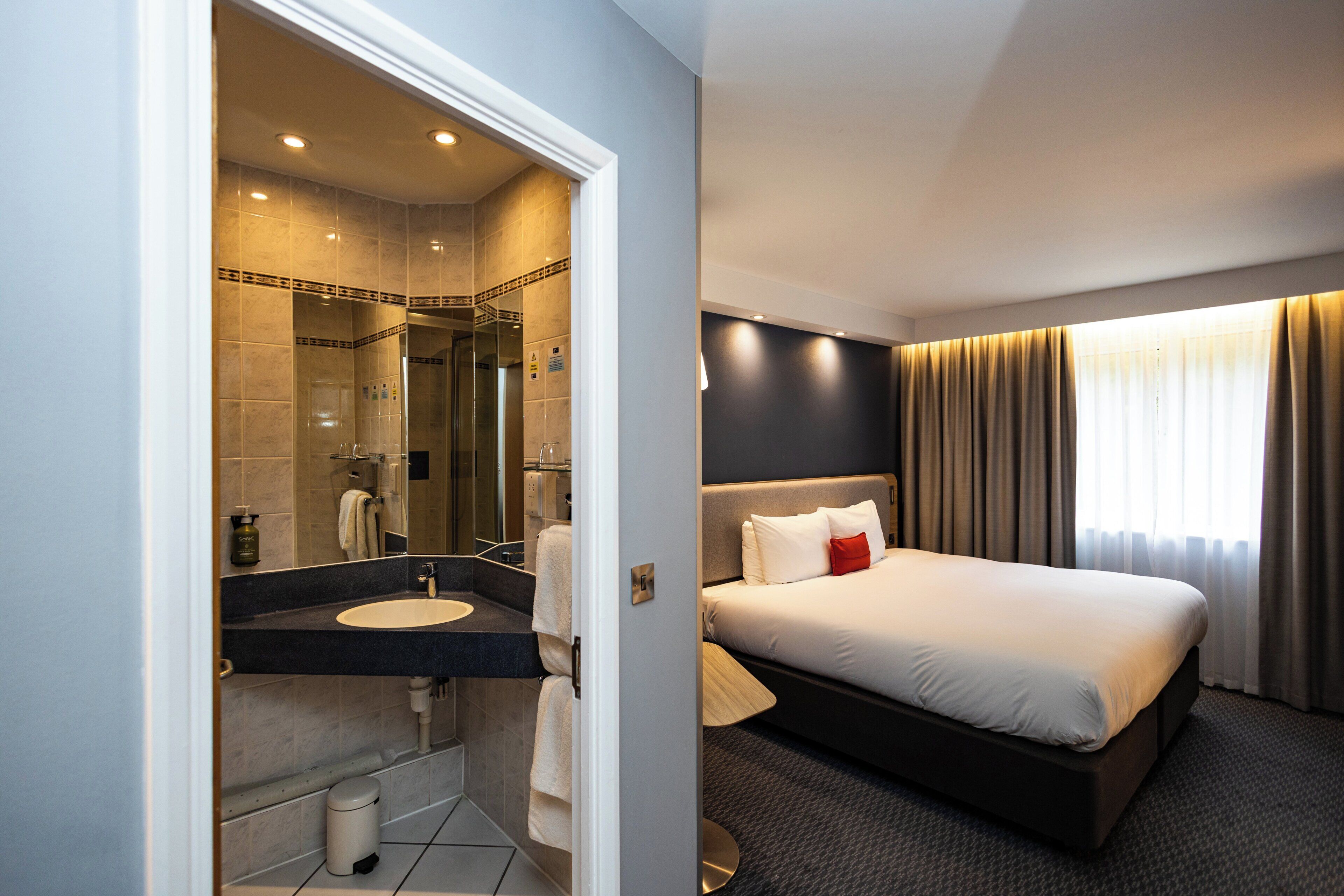 Tallelokero huoneessa, työpöytä, ilmainen Wi-Fi, vuodevaatteet