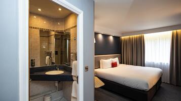 Tallelokero huoneessa, työpöytä, ilmainen Wi-Fi, vuodevaatteet