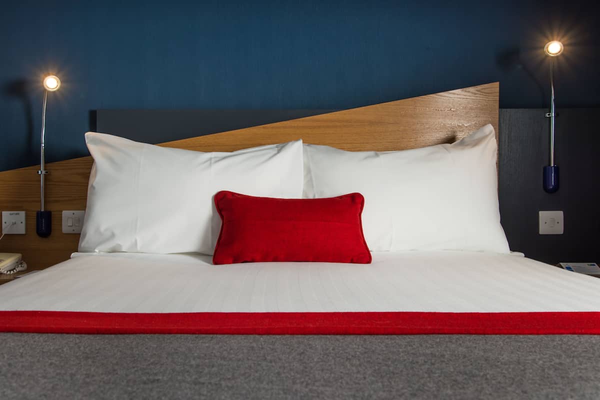 standard room, 1 double bed | 1 bedroom, in-room safe, desk, laptop workspace