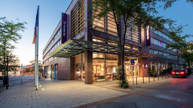 A hotel with a modern design, large windows, and a covered entrance. - Premier Inn Essen City Limbecker Platz (Essen)