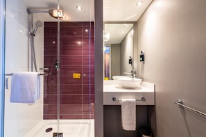 Bathroom - Premier Inn Essen City Limbecker Platz (Essen)