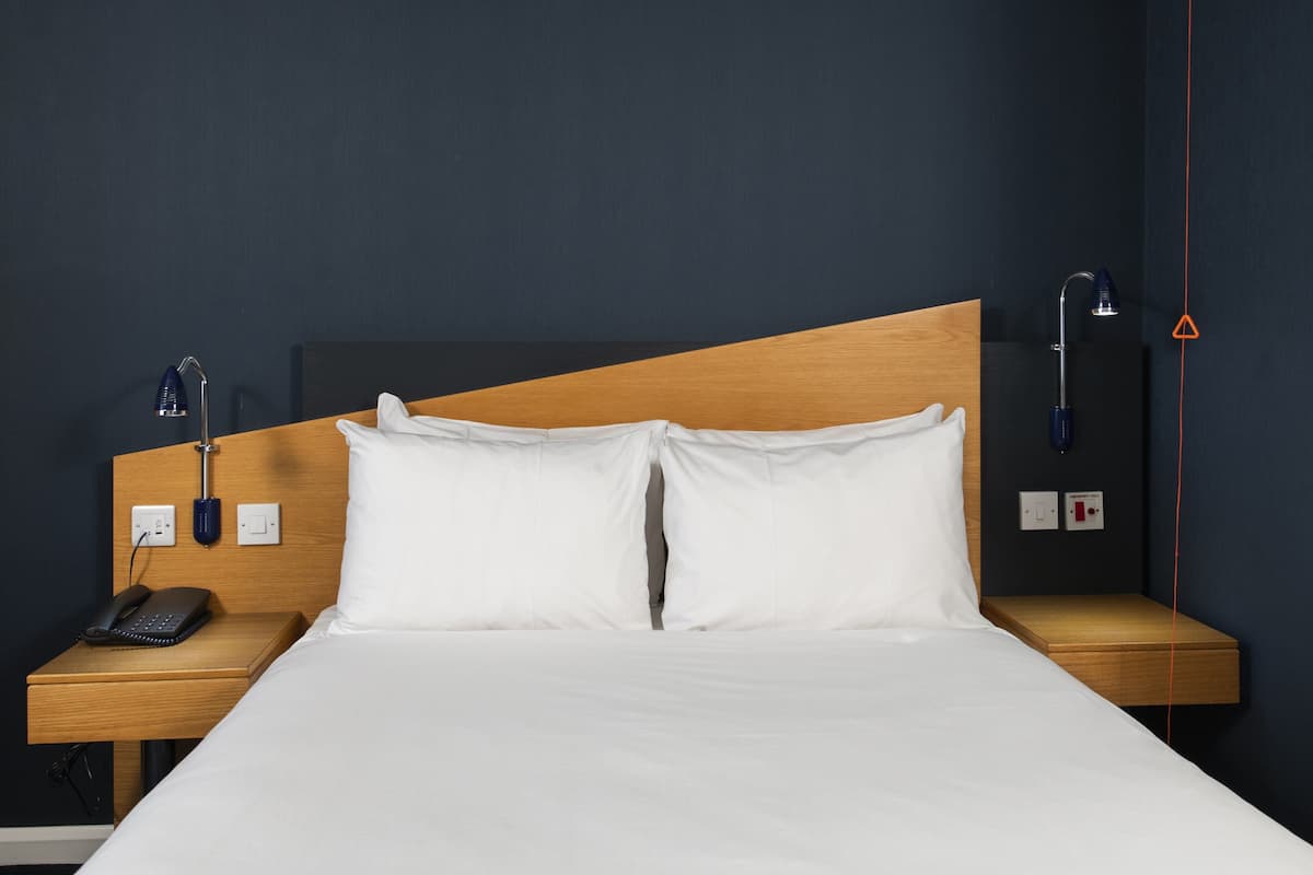 standard room, 1 double bed, accessible (with free hot breakfast) | desk, laptop workspace, iron/ironing board, free cots/infant beds