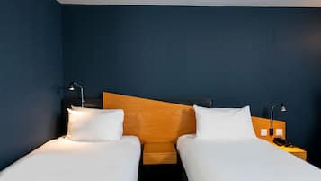 Quarto standard, 2 camas de solteiro (Free Hot Breakfast) | Escrivaninha, espaço de trabalho para notebook