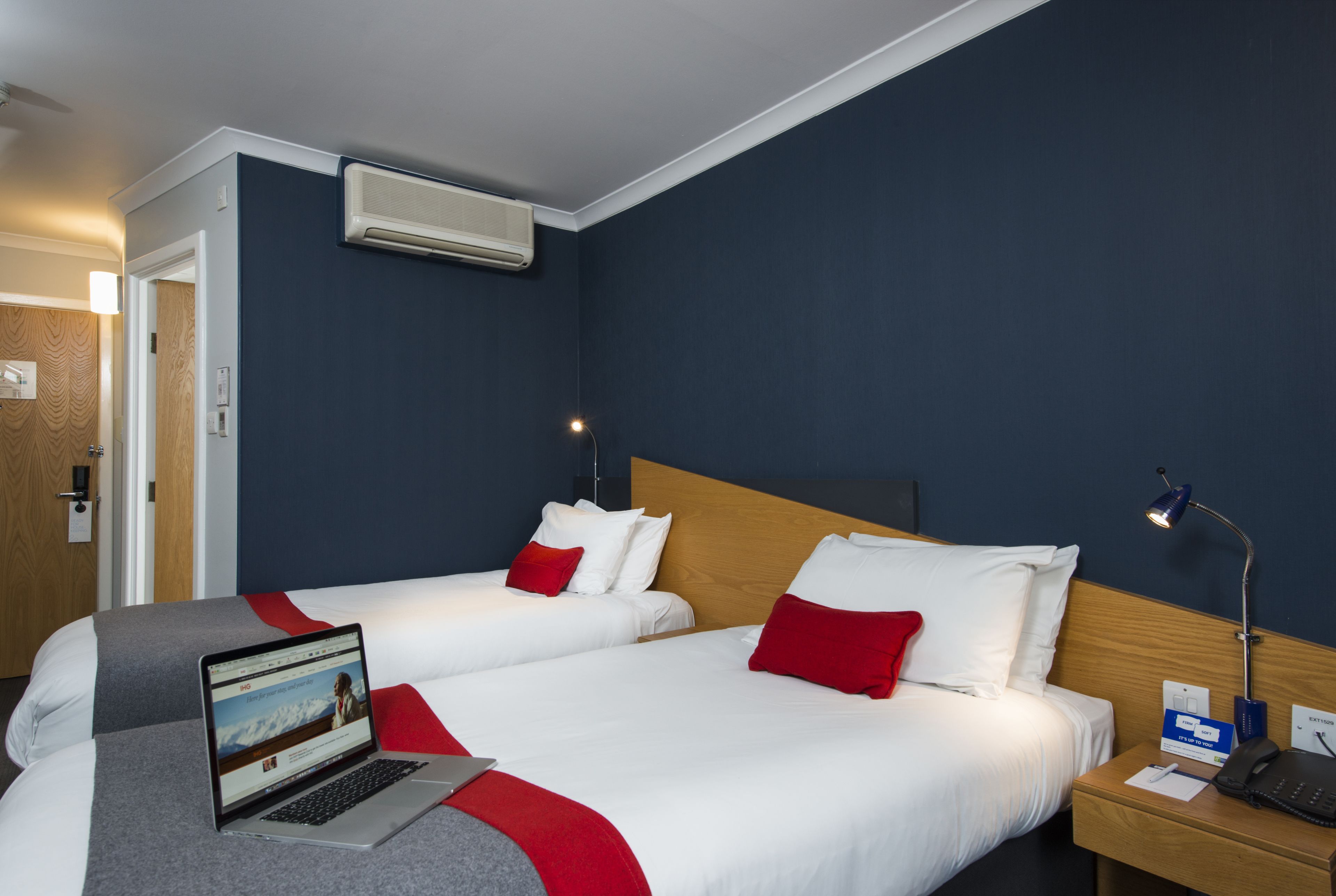 standard room, 2 single beds (with free hot breakfast) | desk, laptop workspace, iron/ironing board, free cots/infant beds