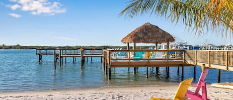 Privat strand, solsenger og fisking