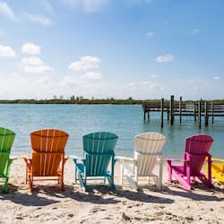 Aan een privéstrand, ligstoelen, vissen